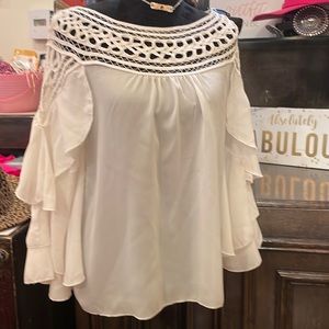 SI Style white blouse with 3 layer bell sleeve/ lace neck❤️